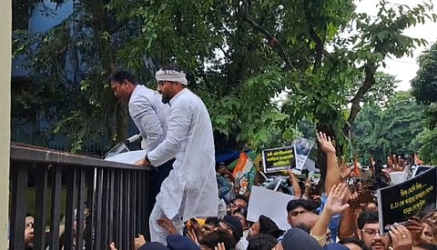 सीजीओ कॉम्प्लेक्स के बाहर विरोध जताते कांग्रेस कार्यकर्ता