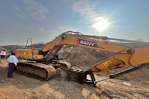 अवैध खनन पर प्रशासन की कार्रवाई, 8 मशीन जब्त