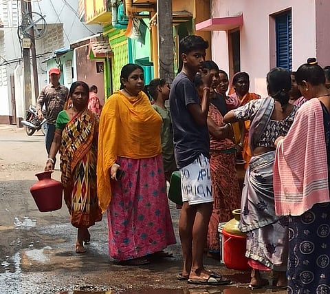 पानी भरते इलाके के लोग