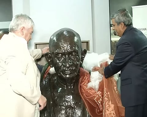 द. अफ्रीका : आवक्ष गांधी प्रतिमा का अनावरण किया गया