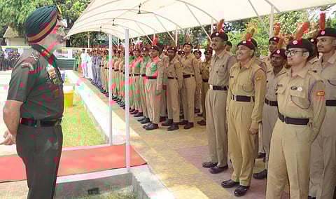 एनसीसी कैडेट्स से बातचीत करते एनसीसी महानिदेशक लेफ्टिनेंट जनरल गुरबीरपाल सिंह