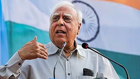 सुप्रीम कोर्ट को तहत विशेष अधिकार संविधान ने दिया है, सरकार ने नहीं : सिब्बल