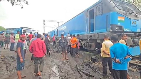 घटना स्थल पर जमा लोगों की भीड़