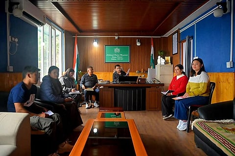 एससी, एसटी व ट्रांसजेंडरों के संरक्षण अधिनियमों के कार्यान्वयन पर समीक्षा बैठक