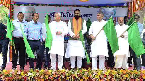 पटना में ‘महिला संवाद’ जागरूकता वाहनों को हरी झंडी दिखाते हुए सीएम नीतीश कुमार