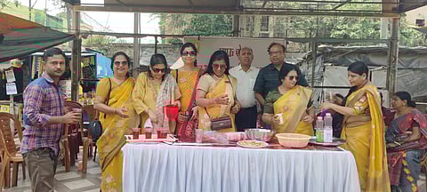 राहगीरों की सेवा करते मारवाड़ी महिला समिति के लोग