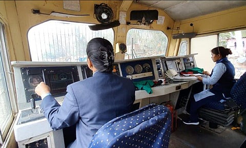 ट्रेन चलाती महिला लोको पायलट