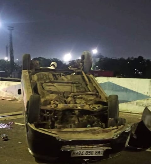 गार्डनरिच फ्लाईओवर पर तेज रफ्तार कार पलटी, किशोर की मौत