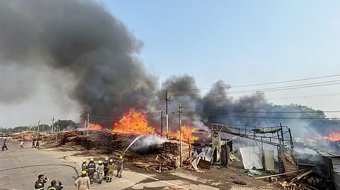 प्रयागराज में एक टेंट कंपनी के गोदाम में लगी भीषण आग