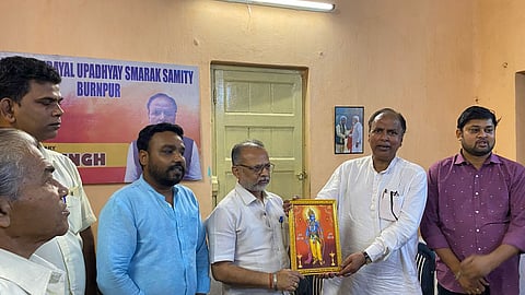 भाजपा जिलाध्यक्ष देबतनु भट्टाचार्य को सम्मानित करते पवन सिंह व अन्य