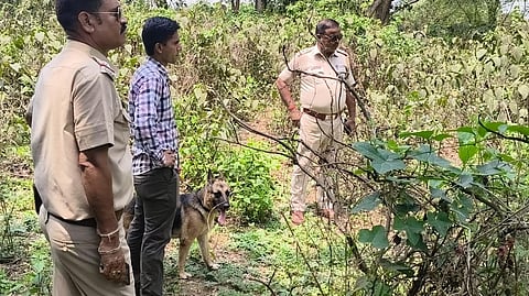 सबूत जुटाते फॉरेंसिक टीम के सदस्य