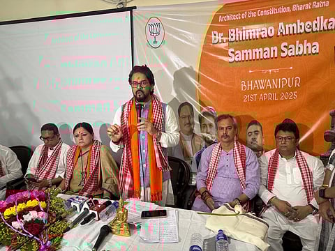 भवानीपुर में कार्यक्रम को संबोधित करते केंद्रीय मंत्री अनुराग सिंह ठाकुर। साथ में हैं भाजपा विधायक अग्निमित्रा पॉल व अन्य