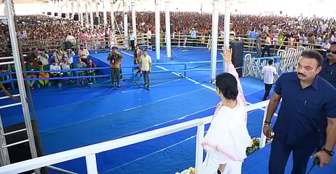 मिदनापुर में मुख्यमंत्री की सभा में उमड़ी लोगों की भीड़