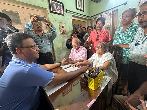 कश्मीर आतंकी हमला : शोक संतप्त परिवारों को पार्थिव शरीर कोलकाता लौटने का इंतजार