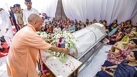 शुभम को श्रद्धांजलि अर्पित करते हुए सीएम योगी