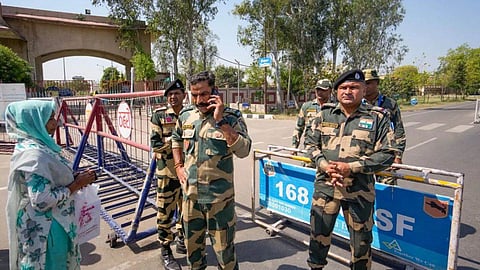 अटारी-वाघा सीमा मार्ग से स्वदेश लौटने लगे पाकिस्तानी