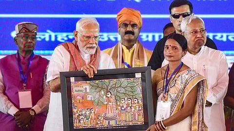 मधुबनी में आयोजित एक कार्यक्रम में प्रधानमंत्री नरेंद्र मोदी