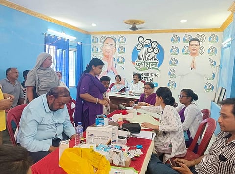 चेकअप कराती स्थानीय महिलायें