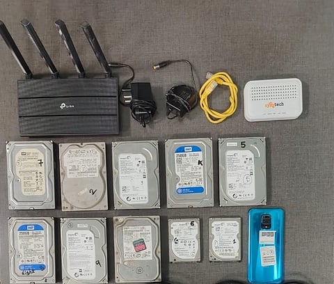 फर्जी कॉल सेंटर से जब्त सामाग्री