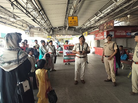 यात्रियों को जानकारी देते एएसआई पवन कुमार सिंह