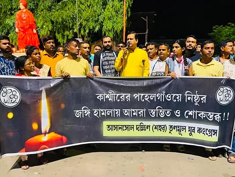 मृतकों के लिए न्याय की मांग करते आईएनटीटीयूसी जिलाध्यक्ष अभिजीत घटक व अन्य