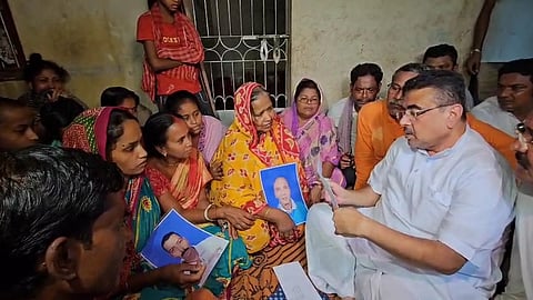 हिंसा पीड़ित लोगों से बात करते शुभेंदु अधिकारी