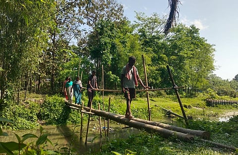 जान जोखिम में डालकर नदी पार करने को करते ग्रामवासी