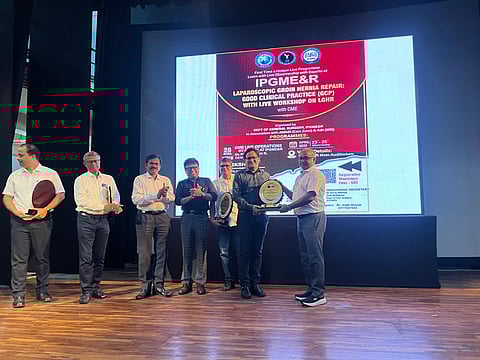 वर्कशॉप के दौरान डॉ. सेराज अहमद को सम्मानित करते एसएसकेएम अस्पताल के निदेशक प्रो. मनीमय बंदोपाध्याय