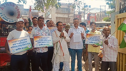 अवैध गतिविधियों के बारे में जानकारी देते कांग्रेस के लोग