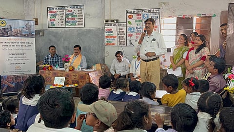 विद्यार्थी को जानकारी देते सीजीएम(मैकेनिकल) विनीत रावल