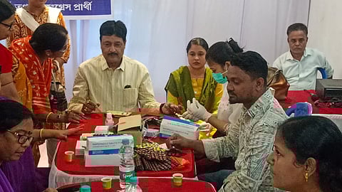 निःशुल्क स्वास्थ्य जांच शिविर में उपस्थित निगम चेयरमैन अमरनाथ चटर्जी