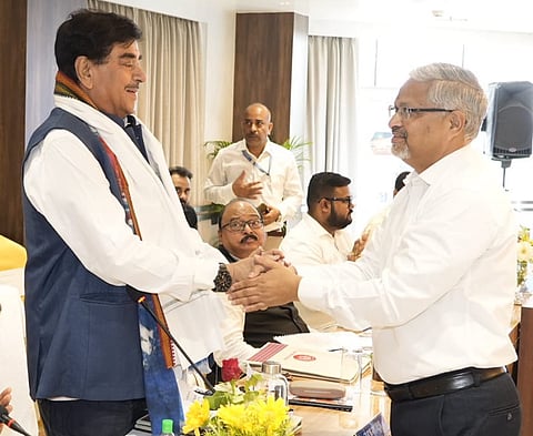 गर्मजोशी से किया जा रहा है शत्रुघ्न सिन्हा का स्वागत