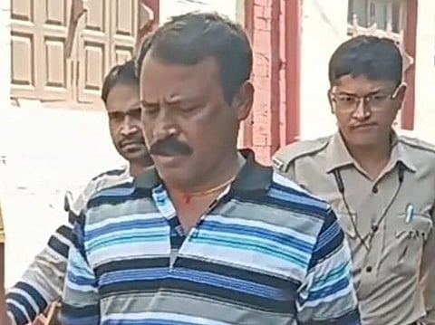दोषी तपन दास उर्फ तपा को सजा के बाद जेल ले जाती पुलिस
