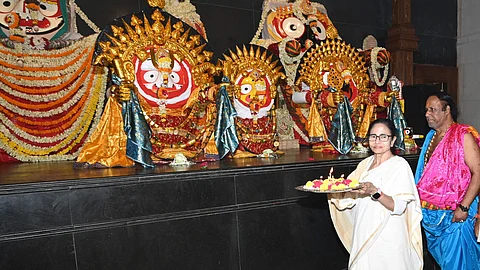 जगन्नाथ मंंदिर में पूजा करती सीएम ममता बनर्जी
