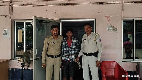 हत्या मामले में अभियुक्त को अदालत ले जाती पुलिस