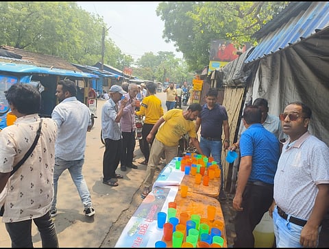 मारवाड़ी युवा मंच के सदस्य राहगीरों को शरबत पिलाते हुए