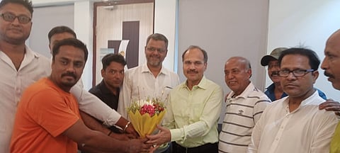 अधीर रंजन चौधरी को सम्मानित करते