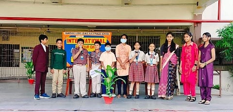 श्रमिक दिवस पर प्रार्थना सभा में विद्यार्थियों के साथ शिक्षक