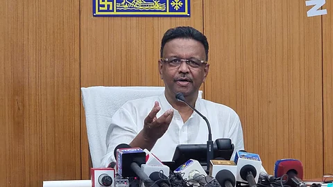 संवाददाताओं को संबोधित करते मेयर फिरहाद हकीम