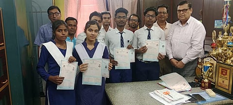 उखड़ा आदर्श हिन्दी हाई स्कूल के विद्यार्थी रिजल्ट दिखाते