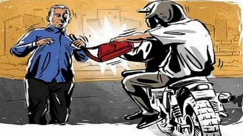 दिनदहाड़े 2 बदमाश 2 लाख रुपये लेकर हुए फरार