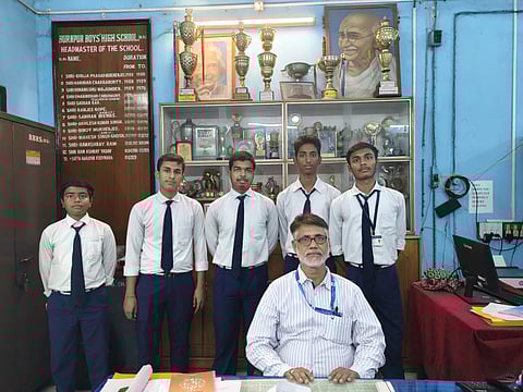 टॉपर विद्यार्थियों के साथ प्रधानाध्यापक एमडी कुदुस