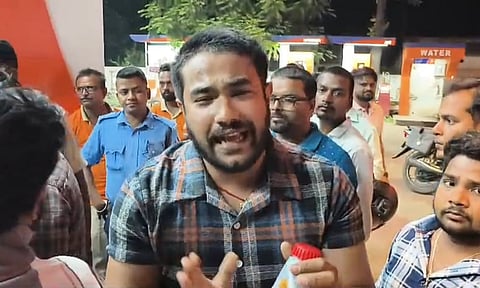 पेट्रोल पंप पर हंगामा करते लोग