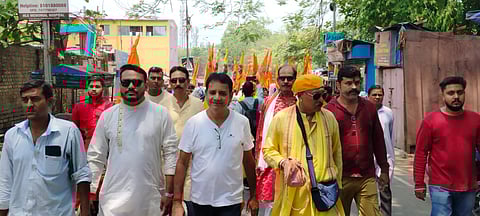 चैतन्य महाप्रभु की चरण पादुका लेकर आते भक्त