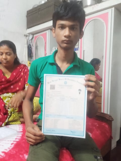 सौनक चक्रवर्ती रिजल्ट दिखाते हुए