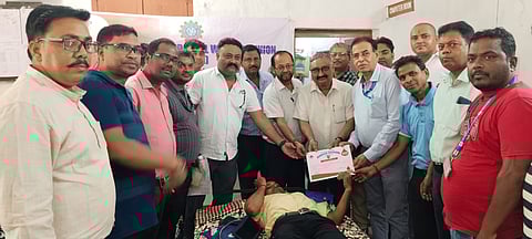 रक्तदाता को प्रमाण पत्र देते सेल आईएसपी के सीएमओ आईसी डॉ. सुंशातो सिन्हा व अन्य