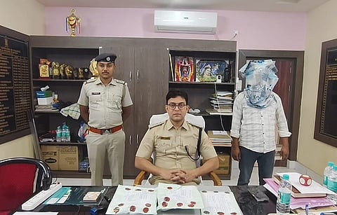 जब्त हेरोइन के साथ गिरफ्तार तस्कर के बारे में जानकारी देते एसडीपीओ उत्तम गोराई