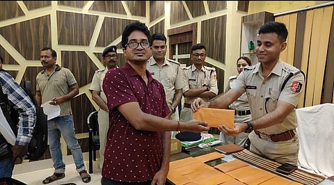 एसडीपीओ चंडीतल्ला तमाल सरकार ने ठगी के शिकार लोगों की राशि लौटाते हुए