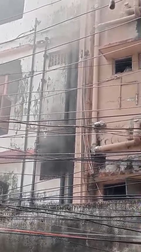 स्कूल से निकलता धुआं