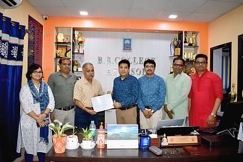 प्रो. नारायण चंद्र जाना को सम्मानित करते डॉ. अमिताभ बासु